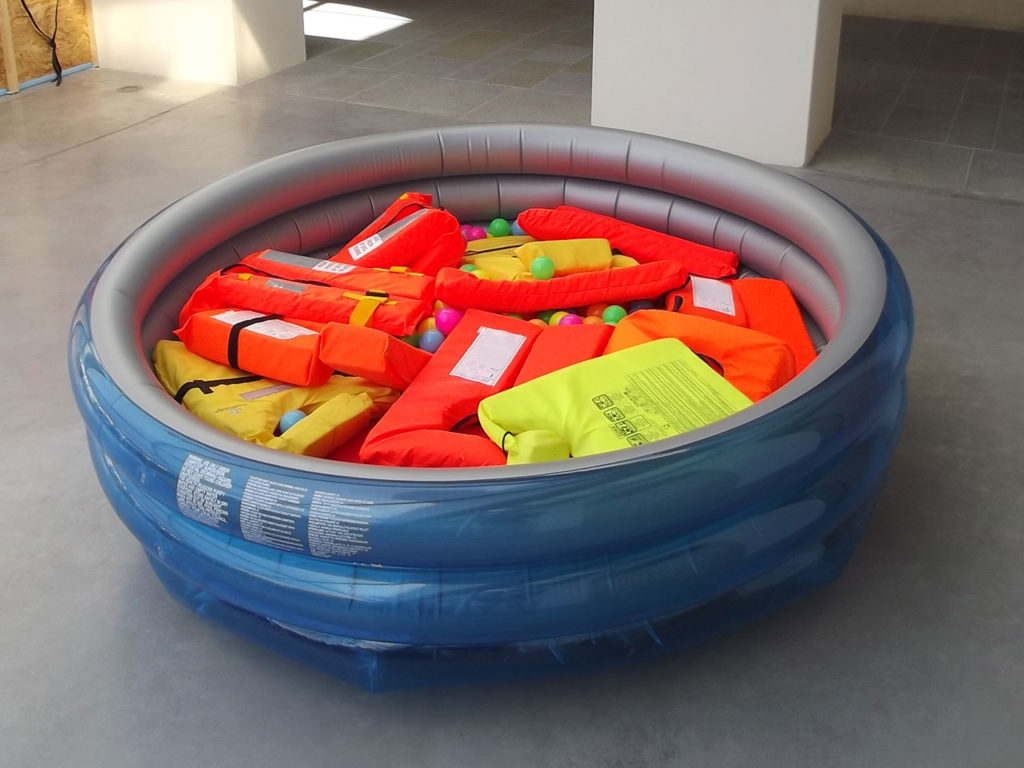 installation piscine gonflable et gilets de sauvetage